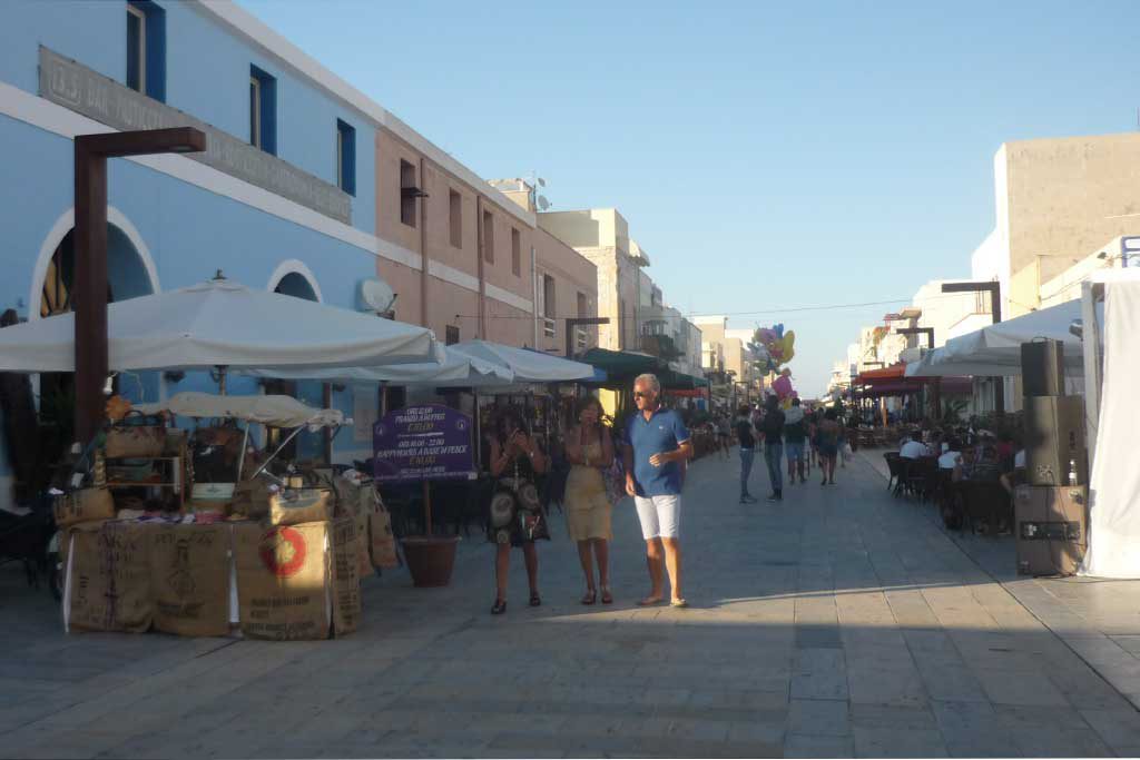 Negozi e bancarelle in via Roma a Lampedusa