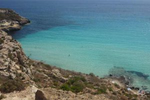 Sentiero spiaggia di roccia