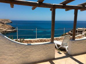 Veranda e Solarium con vista sul mare in appartamento a Lampedusa