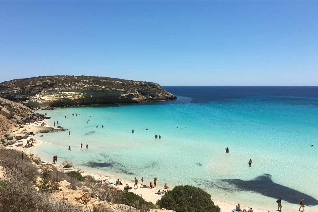 Spiaggia a Lampedusa con isola dei Conigli