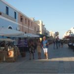 Negozi e bancarelle in via Roma a Lampedusa