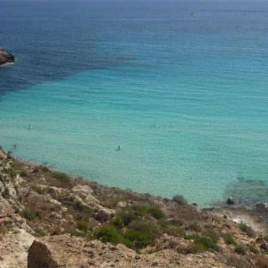 Sentiero spiaggia di roccia