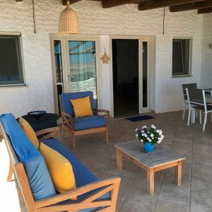 Appartamento con tavolo in veranda