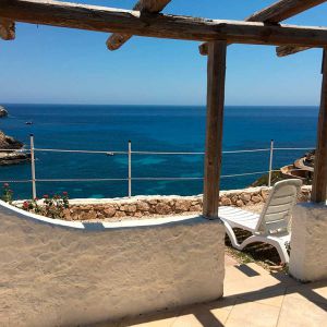 Veranda e Solarium con vista sul mare in appartamento a Lampedusa