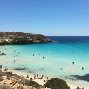 Spiaggia a Lampedusa con isola dei Conigli